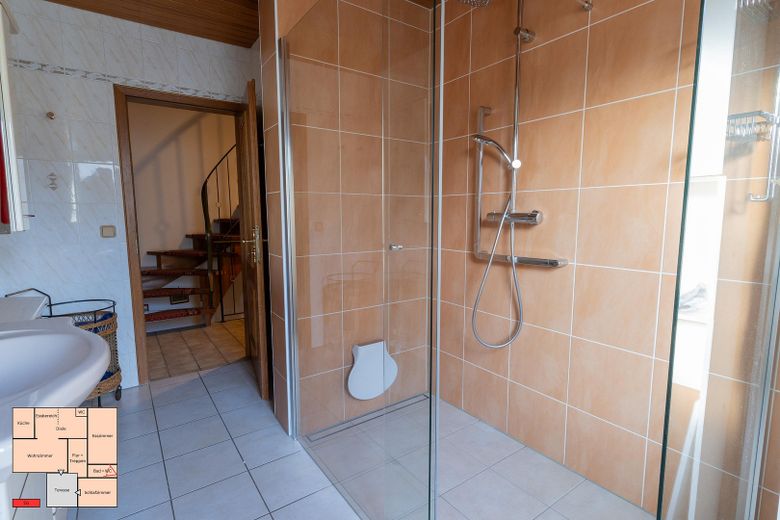 Ideales Haus für Familie mit 2–4 Kinder in sehr ruhiger Traumlage und viel Platz in Bühl-Weitenung – Bad EG - barrierefreie Dusche