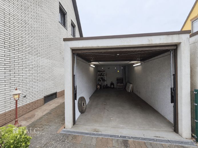 Charmante Doppelhaushälfte mit direktem Seeblick - FALC Immobilien – Garage 1