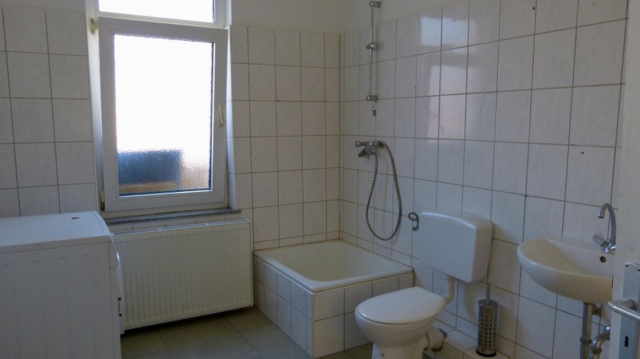 Sanierte 2-Zimmer-Wohnung mit Balkon in Bremerhaven – Badezimmer