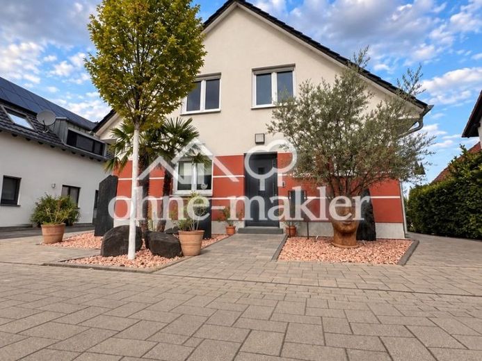 Nearly new house with pool on a traffic-calmed street – Photo 1
