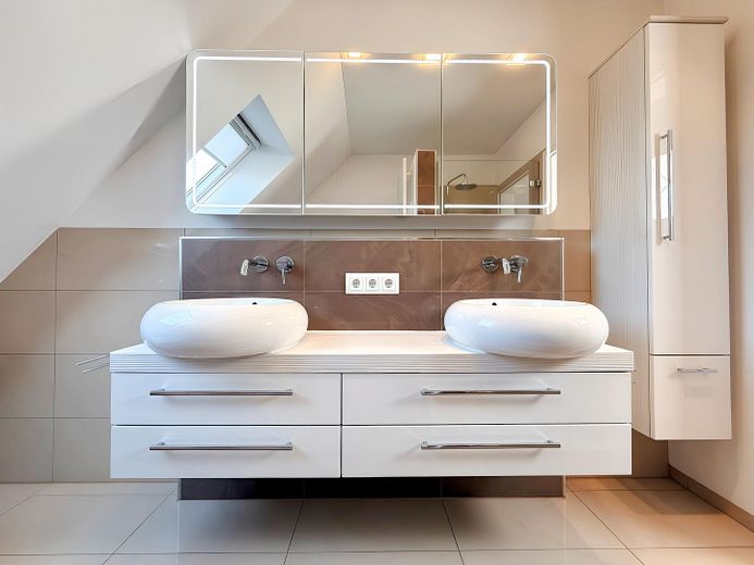 Neues Glück 🏡 Neues Zuhause – Doppelwaschbecken & Schränke