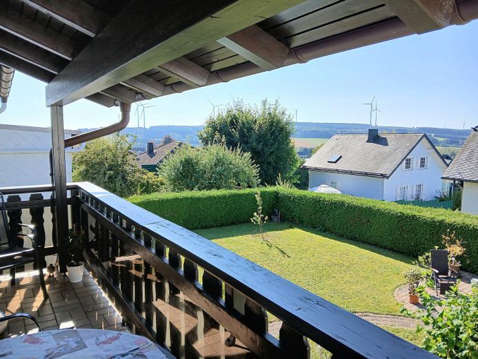 PROVISIONSFREI - Großer, charmanter  Bungalow mit Untergeschoß - keine Renovierungen, nur einziehen! – Balkon-Blick in den Garten