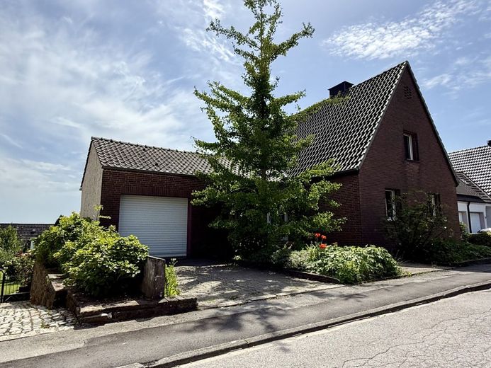 Fröndenberg: Freistehendes Wohnhaus in Top-Lage - Exklusives Familienparadies in ruhiger Sackgasse! – Frontansicht