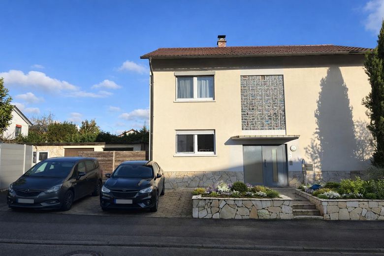 Sonnige 4-Zimmer-Familienwohnung am Feldrand – 2023 top renoviert + DG-Ausbaureserve – Ansicht