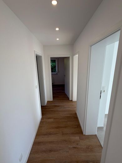 Barrierefrei & kernsaniert: 3-Zimmer-Wohnung mit Balkon, Keller & Stellplatz – Foto 7