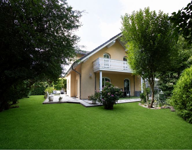 Casa unifamiliar de elegancia atemporal con tecnología de última generación - Lichtenrade – Außenansicht Haus Ostseite