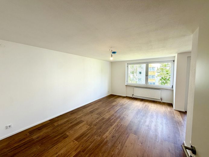 Tolle und gemütliche 3,5-Zimmer-Wohnung im beliebten D-Programm-Viertel von Amberg – Wohnzimmer