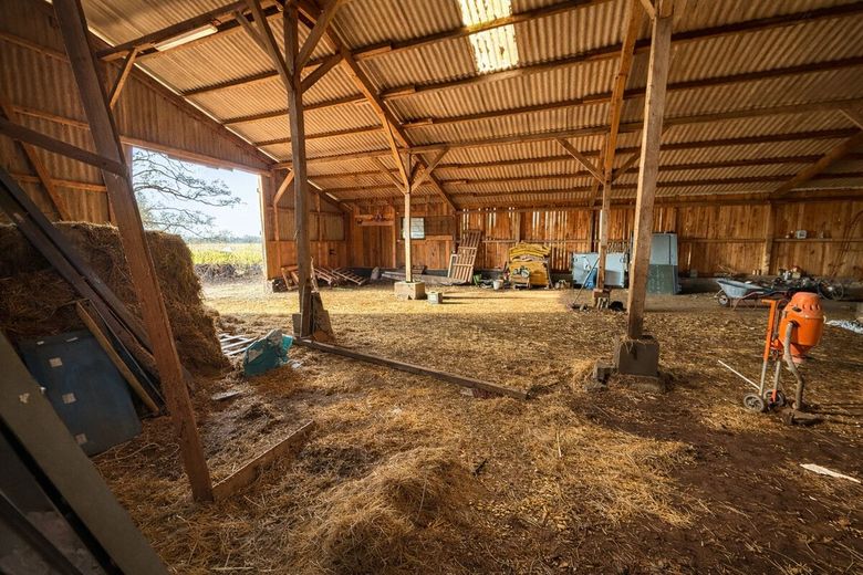 Großzügiger Resthof mit über 6,2 ha Land - ruhige Lage, vielseitige Nutzungsmöglichkeiten – Scheune innen