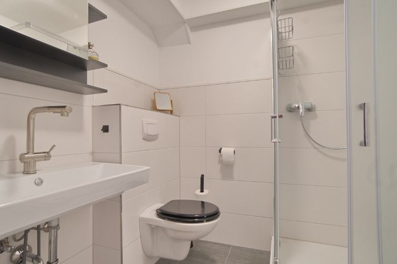 Konforlu, çekici daire, kendi girişi ve küçük terası olan, sakin ve yeşil bir konut bölgesinde, W-LAN – d1ae0e3d125b1a06fef65b3dae277cc0ff53454a.jpg