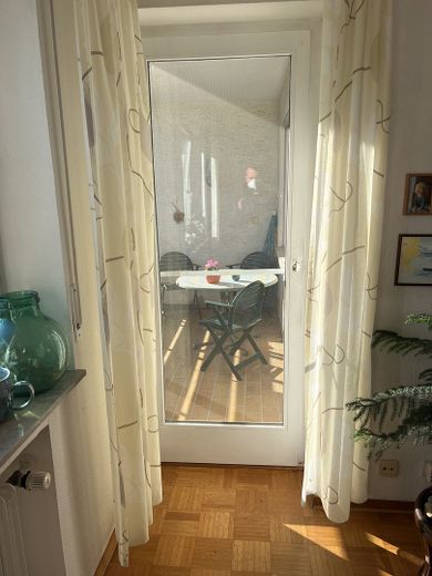 2,5 Zi-Wohnung Hochparterre mit Nord und Süd Balkon in ruhiger Lage, Tiefgarage, geringe Nebenkosten – Wohnzimmer, Zug. Balkon Süd