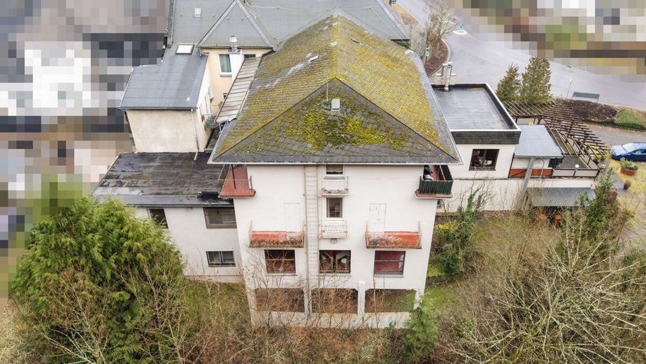 Wohn- und Geschäftshaus in Altwied: 8 Wohnungen, Gewerbe und viel Entwicklungspotenzial – Gartenansicht