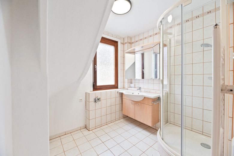 Tageslichtbad mit Dusche ...