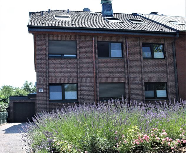 Hitzewelle? Etagenwohnung in kleiner Wohneinheit mit Klimaanlage – Fassade Straßenseite
