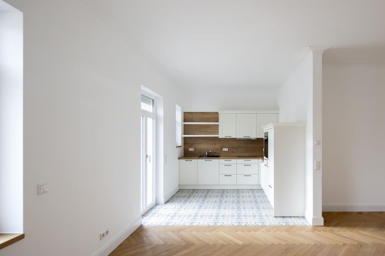 2-Zimmer-Wohnung in saniertem Altbau mit Einbauküche und Balkon zu vermieten! – Küchenzeile 