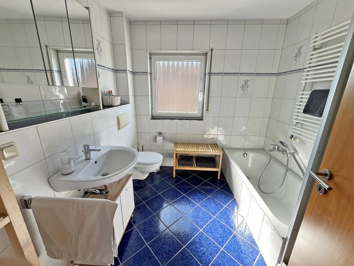 Bellissimo e luminoso appartamento mansardato di 2 locali con balcone e posto auto in posizione privilegiata a Schwalbach – Badezimmer
