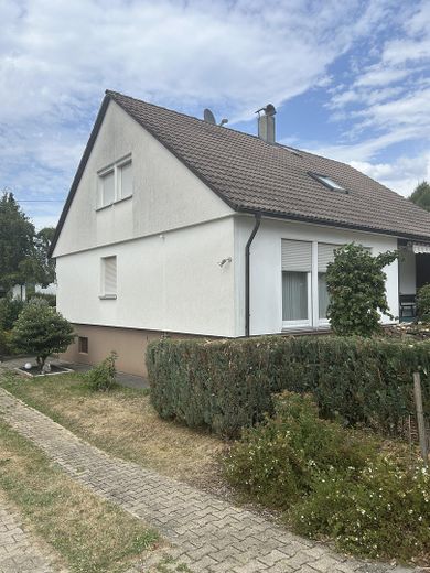 Raum für Familie – Charmantes Einfamilienhaus mit Terrasse und Vollkeller – Außenansicht Süd West