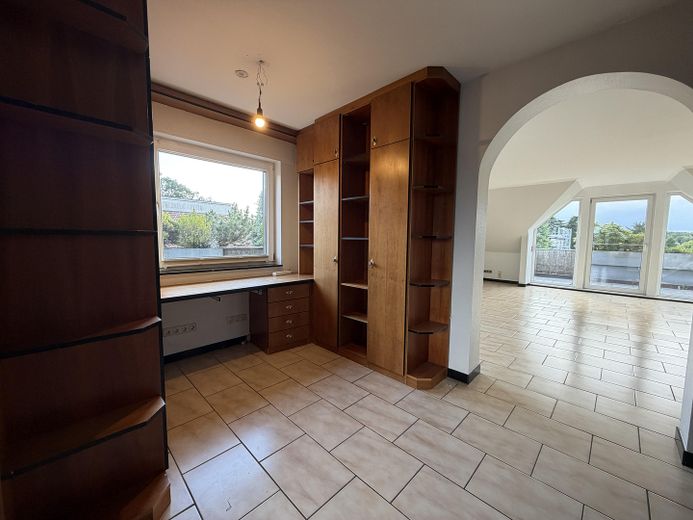 +++RESERVIERT+++ Maisonette-Wohnung mit großem Sonnenbalkon inkl. Tiefgarage in Oberhausen-Alsfeld – Diele Blick zum Wohnzimmer