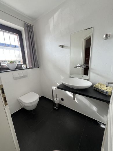 Einfamilienhaus Duisburg Rumeln mit Doppelgarage, Garten + Teich – EG  Gäste Toilette