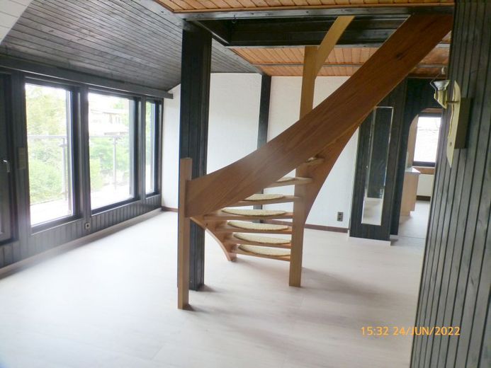Belbe appartement calme de 2,5 pièces ZKBGWDM au 2e étage, avec garantie du prix du loyer, petit balcon dans un emplacement privilégié, – Wohnzimmer mit kleinem Balkon