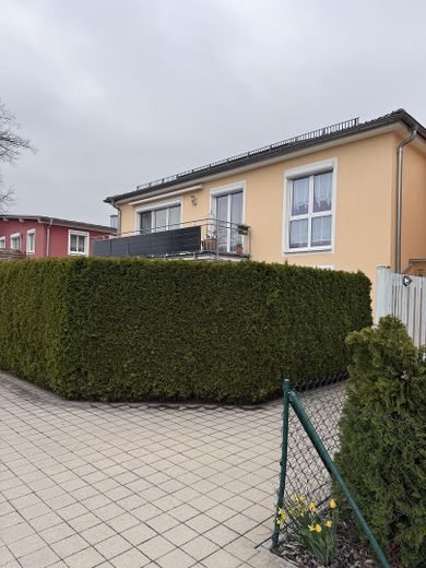 Luxuriöse 4 ZKB Wohnung mit schön angelegtem Garten – Aussenansicht