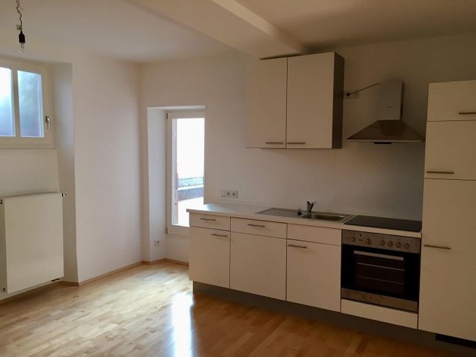 Altstadt-Stadthaus mit Mainblick, Dachterrasse, Mieteinnahmen & Ausbaupotenzial – provisionsfrei – Wohnküche - Wohnung 63 qm