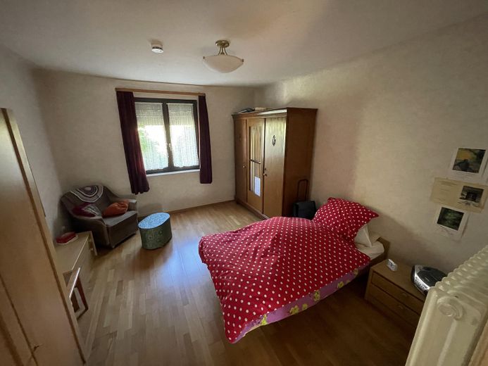 Wolnostojący dom jednorodzinny z garażem i ogrodem – Schlafzimmer EG