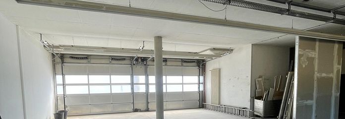 260m² opslaghal met laadperron+kantoor+toilet, 2x sectionaaldeur 3,74m hoog opslaghal productie – Innenansicht 