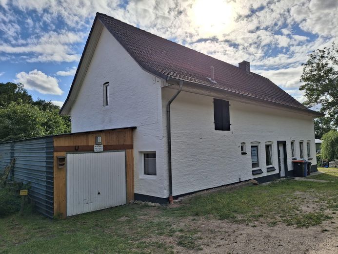 Einzelhaus in ruhiger Dorflage – Seitenansicht zur Garage