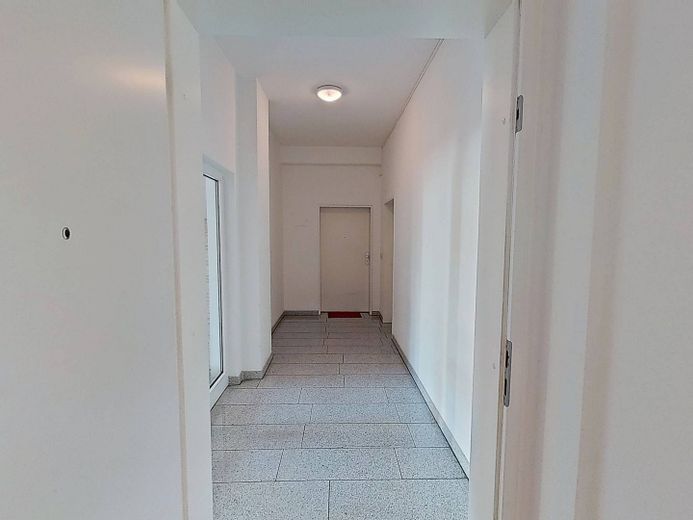 Historischer Charme trifft Wohnkomfort – 4-Zimmer-Altbauwohnung mit Balkon – Hausflur
