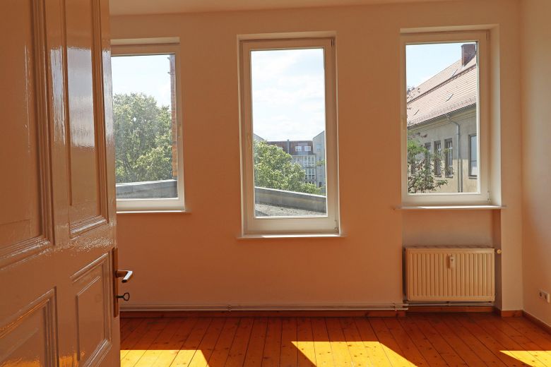 Appartamento singolo in edificio d’epoca con balcone, pronto per essere abitato – Blick durchs Zimmer zum Hof