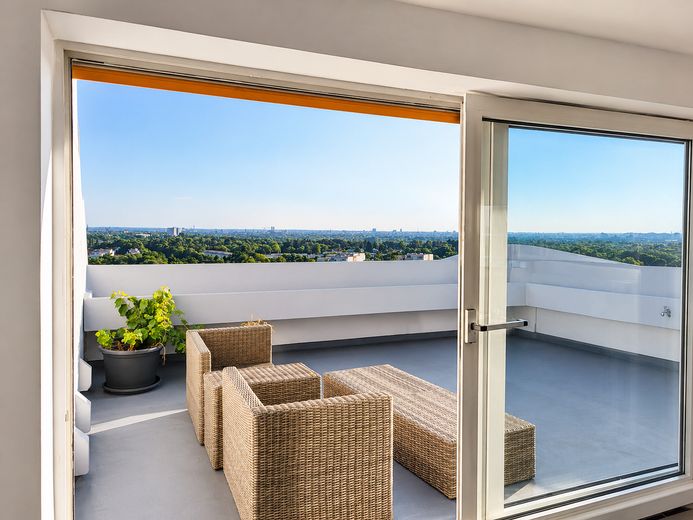 Großzügige Wohnung mit Panoramablick und großer Terrasse – Terrase