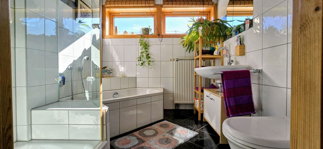 Skandynawski dom marzeń niedaleko Stuttgartu i Ludwigsburga – z mieszkaniem dla gości i połączeniem kolei miejskiej S-Bahn – EG Bad (Badewanne+Dusche)