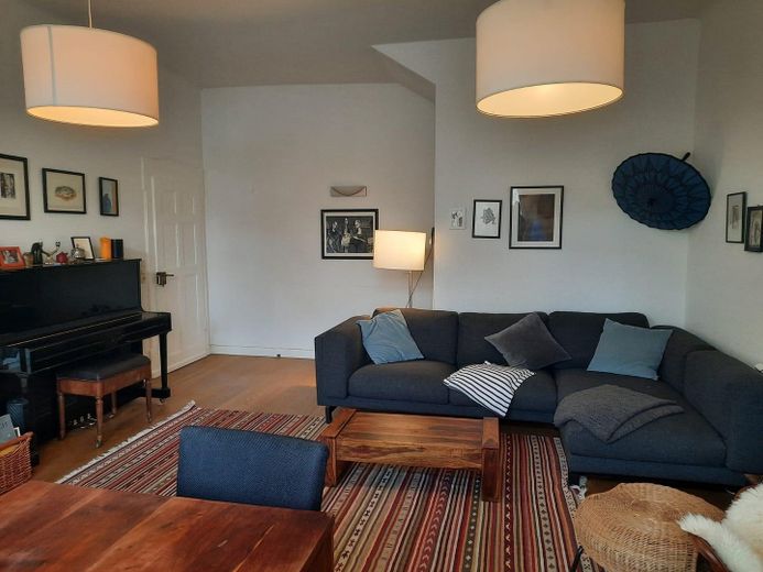 Exklusive und großzügige 5-Zimmer-Maisonettewohnung mit Balkon – Wohnzimmer