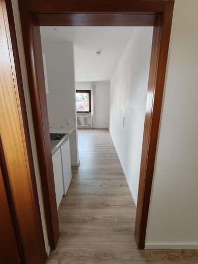 Charmantes 1,5 Zimmer Appartment mit Pantry Küche und KFZ Stellplatz - Frei ab 01.09.26 – Eingang Küche/Wohnbereich