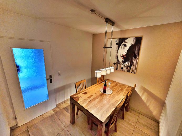 DA PRIVATO!! Casa a schiera centrale adatta alle famiglie con giardino e 2 posti auto ad Ahrensburg – Essbereich