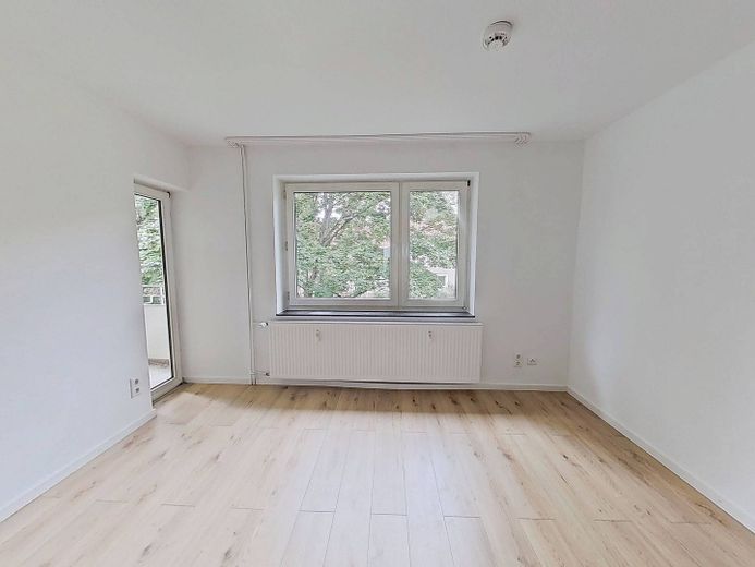 Großzügige 3-Zi.-Whg. mit BALKON in ruhiger Wohnlage – Ansicht I: Wohn- und Esszimmer