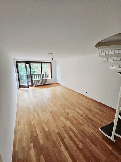 Geschmackvolle 4-Raum-Maisonette-Wohnung mit gehobener Innenausstattung, EBK und großem Balkon – Wohnzimmer
