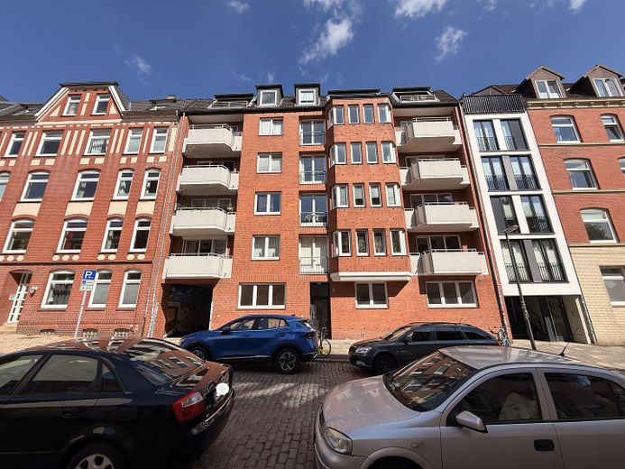 Provisionsfreie frisch renovierte EG-Wohnung mit Stellplatz nahe Wilhelmplatz und Schreventeich – Hausansicht