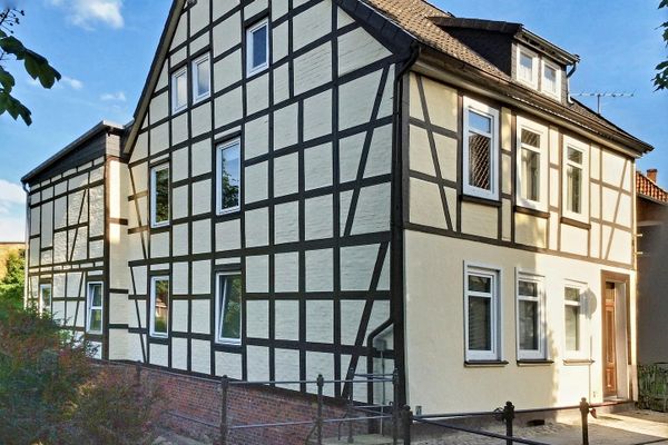 Maison à colombages avec cour intérieure, atelier et garage – vieille ville d’Uelzen, sans commission