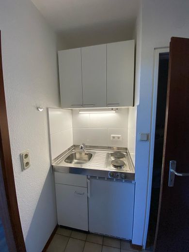 Helles 1-Zimmer-Dachgeschoss-Apartment mit großer Dachterrasse in der Nähe des UKGM – Pantry-Küche