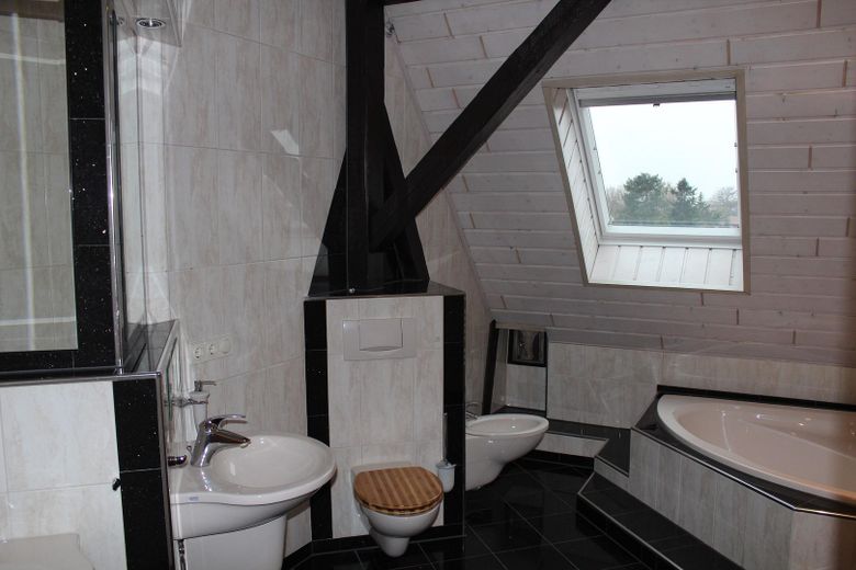 Ruhiges Wohnen in begehrter Lage mit viel Platz im ausgebauten Nebengebäude – Bad 2.OG Bidet
