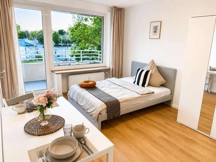 Erstbezug nach Sanierung – Modern möbliertes 1-Zimmer-Apartment mit Balkon in Top-Lage – Foto 1