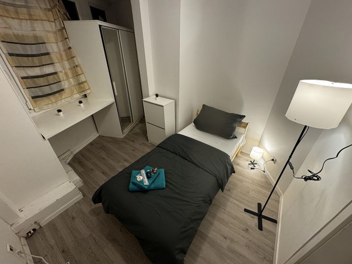 Stuttgart’ta %8 brüt getiri! Tamamen kiralanmış, 5 odalı WG yatırımı ve üst düzey nakit akışı – Zimmer 2