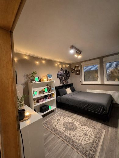 Großzügiges Wohnhaus mit ca.360 m² – Potenzial für Mehrgenerationenwohnen oder mehrere Wohneinheiten – 2. OG Zimmer