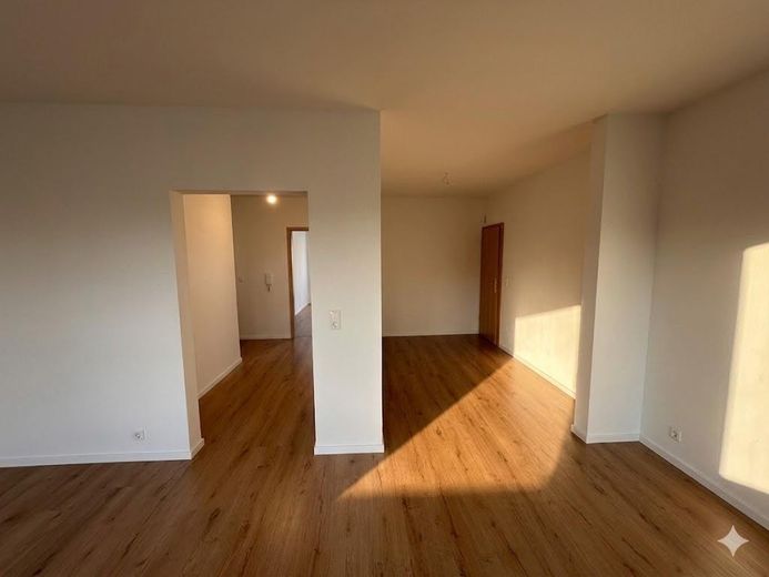 Wohnung: 130 m² (zwei Bäder) + 40m² Speicher | Balkon & Garage – Foto 1