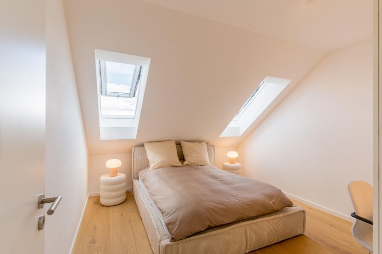 Langenbach | Nuovo bilocale mansardato con cucina BORA e ampio balcone soleggiato – Schlafzimmer