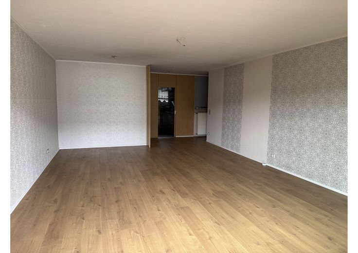 4-kamerappartement op de begane grond met balkon, garage en gebruik van de tuin in rustige ligging, Haibach – Wohnzimmer