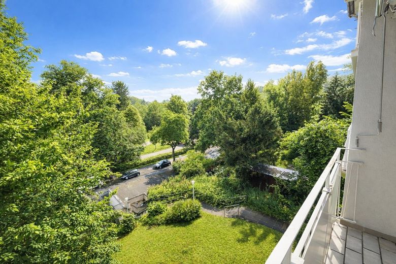 Seltene Gelegenheit!
Nerotal: 116 m² in bester Lage von Wiesbaden! 3 Zi, 2 Bäder, 2 Balkone, Garage – Ausblick Balkon