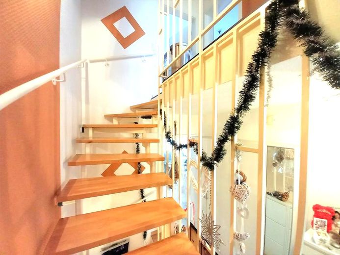 CITYHOUSE: Familienfreundliches Reiheneckhaus, TOP Lage mit Garten, Keller, Carport – Treppenaufgang