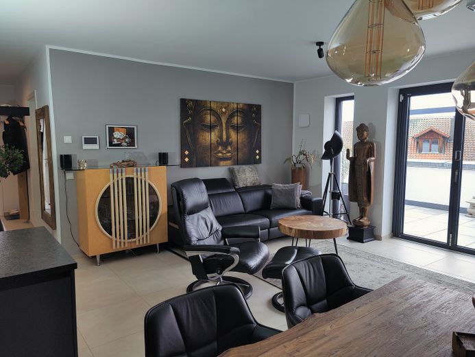 Prov.frei!-Hochwertige 3-Zi.-Terrassenwohnung mit großer Dachterrasse, Küche, zentral – Wohnzimmer